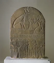Stele der Geiergöttin Nechbet von Necheb, dem heutigen El-Kab, gestiftet von einem Priester des Tempels des Horus Behedeti, der im oberen Register dargestellt ist, gefunden in Edfu